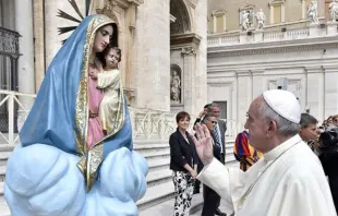 Papst Franziskus vor einer Statue Mariens mit dem Jesuskind auf dem Petersplatz bei der Generalaudienz am 9. September 2015.  / Vatican Media