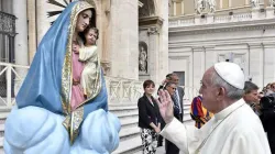 Papst Franziskus vor einer Statue Mariens mit dem Jesuskind auf dem Petersplatz bei der Generalaudienz am 9. September 2015.  / Vatican Media