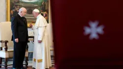 Papst Franziskus mit Fra' Giacomo Dalla Torre, dem Großmeister des Souveränen Malteserordens, im Vatikan / Vatican Media