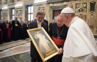 Papst Franziskus erhält ein Bild der göttlichen Barmherzigkeit von der Johannes Paul II.-Stiftung am 25. April 2015  / Osservatore Romanoa