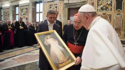 Papst Franziskus erhält ein Bild der göttlichen Barmherzigkeit von der Johannes Paul II.-Stiftung am 25. April 2015  / Osservatore Romanoa