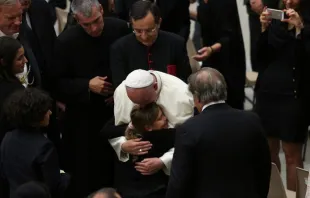 Papst Franziskus begegnet Überlebenden des Terror-Angriffs von Nizza am 26. September 2016 im Vatikan. / CNA/Daniel Ibanez