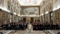 Gruppenbild mit Papst: Die Mitarbeiter und Angehörige des Rundfunksenders "Telepace" mit Papst Franziskus im Vatikan am 13. Dezember 2018 / Vatican Media / CNA Deutsch