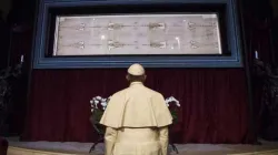 Papst Franziskus mit dem Grabtuch von Turin in der Kathedrale des Heiligen Johannes des Täufers, Turin am 21. Juni 2015. / Vatican Media
