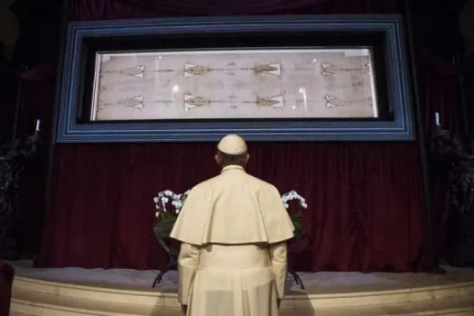 Papst Franziskus mit dem Grabtuch von Turin in der Kathedrale des Heiligen Johannes des Täufers, Turin am 21. Juni 2015. / Vatican Media