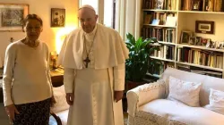 Papst Franziskus mit Edith Bruck am 20. Februar 2021 / Vatican Media