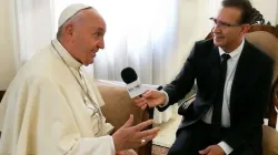 Papst Franziskus im Interview mit Noel Díaz von "El Sembrador Nueva Evangelización". / ESNE