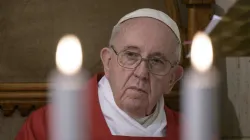 Papst Franziskus feiert die heilige Messe in der Kapelle der Casa Santa Marta am Donnerstag, 14. Mai 2020 / Vatican Media / CNA Deutsch