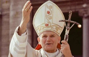 Papst St. Johannes Paul II. auf dem Petersplatz: Die Aufnahme entstand um das Jahr 1978. / LOR / Vatican Media / Archiv 