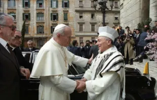 Der heilige Johanns Paul II. umarmt Elio Toaff, den damaligen Chefrabbiner Roms, am 13. April 1986 / L'Osservatore Romano