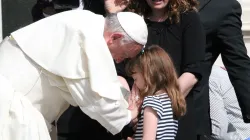Papst Franziskus mit Lizzy Myers am 6. April 2016. / CNA/Martha Calderon