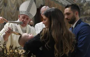 "Es ist eine schöne Predigt, wenn ein Kind in der Kirche schreit, eine schöne Predigt": Papst Franziskus bei der Taufe in der Sixtinische Kapelle am 12. Januar 2020 / Vatican media