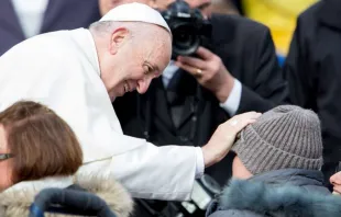 Papst Franziskus begrüßt Menschen mit Behinderung bei der Generalaudienz am 15. November 2017 / CNA / Daniel Ibanez
