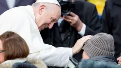 Papst Franziskus begrüßt Menschen mit Behinderungen nach der Generalaudienz am 15. November 2017. / Daniel Ibanez / CNA Deutsch
