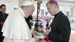 Papst Franziskus mit Kardinal Blase Cupich von Chicago am 2. September 2015 / Vatican Media  / CNA Deutsch 