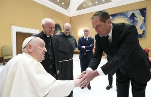 Chuck Robbins (re.) schüttelt die Hand von Papst Franziskus im Vatikan, 24. April 2024. / Vatican Media