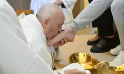 Papst Franziskus küsst den Fuß einer Frau bei der Fußwaschung im Frauengefängnis Rebibbia in Rom am Gründonnerstag, 28. März 2024 / Vatican Media