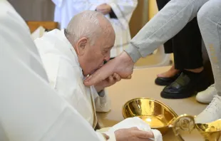 Papst Franziskus küsst den Fuß einer Frau bei der Fußwaschung im Frauengefängnis Rebibbia in Rom am Gründonnerstag, 28. März 2024 / Vatican Media