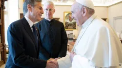 Papst Franziskus (re.) begrüßt US-Außenminister Blinken im Apostolischen Palast des Vatikans am 28. Juni 2021 / Vatican Media / CNA Deutsch