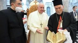Papst Franziskus bringt ein historisches Gebetsmanuskript in die Kirche der Unbefleckten Empfängnis in Baghdida, Irak, zurück.  / Vatican Media