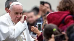 Papst Franziskus bei der Generalaudienz am 26. Februar 2020 auf dem Petersplatz in Rom. / Daniel Ibanez / CNA Deutsch 