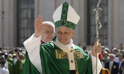 Papst Leo XIV. grüßt Pilger, die sich am 28. September 2025 auf dem Petersplatz zur Messe anlässlich des Jubiläums der Katecheten versammelt haben. / Vatican Media