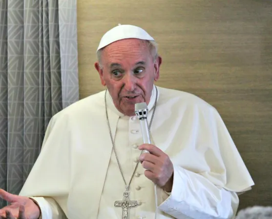 Papst Franziskus beantwortet Fragen von Journalisten auf dem Flug nach Rom zum Abschluss seiner Afrika-Reise am 30. November 2015