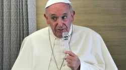 Papst Franziskus beantwortet Fragen von Journalisten auf dem Flug nach Rom zum Abschluss seiner Afrika-Reise am 30. November 2015 / CNA/Martha Calderon