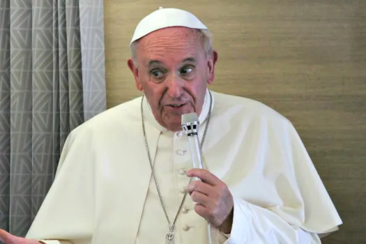 Papst Franziskus beantwortet Fragen von Journalisten auf dem Flug nach Rom zum Abschluss seiner Afrika-Reise am 30. November 2015 / CNA/Martha Calderon