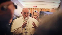 Papst Franziskus spricht mit Journalisten über den "Brexit" am 24. Juni 2016 an Bord des Flugs nach Armenien. / CNA/NCR/Edward Pentin