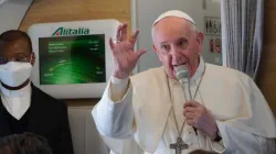 Papst Franziskus spricht mit Journalisten auf dem Rückflug nach Rom am 8. März 2021
 / Colm Flynn / CNA Deutsch