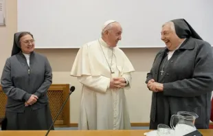 Papst Franziskus am 22. Oktober 2021 in Rom mit den Salesianerinnen / Vatican Media 