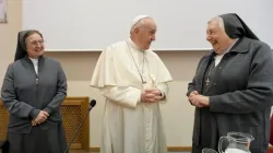 Papst Franziskus am 22. Oktober 2021 in Rom mit den Salesianerinnen / Vatican Media 