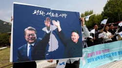 Posters des Südkoreanischen Präsidenten Moon Jae-In und Nordkoreas Machthaber Kim Jong-Un bei einer Kundgebung am 26. April 26 2018 in Seoul.  / Chung Sung-Jun/Getty Images