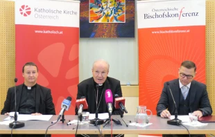 Kardinal Christoph Schönborn (Mitte) präsentierte am Freitag, 10. November 2017 die Ergebnisse. Links im Bild: Generalvikar Peter Schipka, rechts: Paul Wuthe,  Medienbeauftragter der Bischofskonferenz. / Stefan Hauser / Erzdiözese Wien