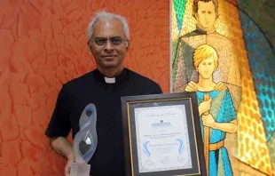 Pater Tom mit dem "Mother Teresa International Award" / CNA / ANS