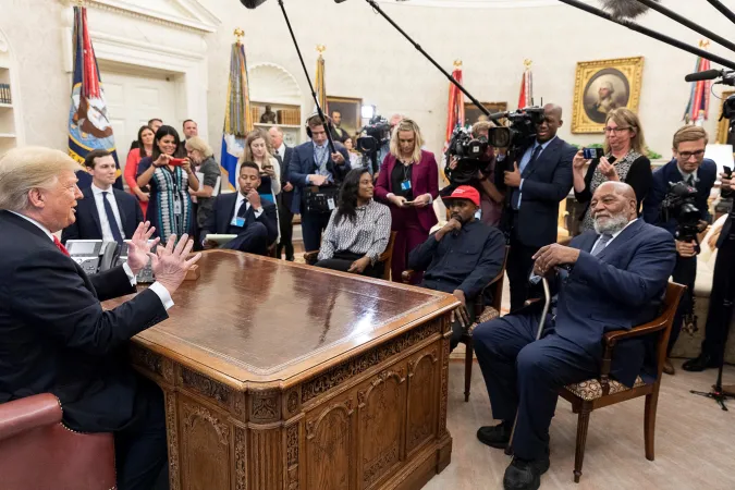 Kanye West besucht Donald Trump im "Oval Office" am 11. Oktober 2018.