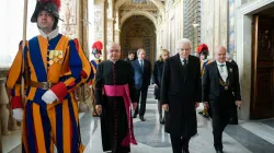 Der italienische Staatspräsident Sergio Mattarella betritt den Vatikan für eine Audienz mit Papst Franziskus am 16. Dezember 2021. / Vatican Media