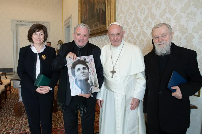 Audienz mit Papst Franziskus am 19. April 2018: María Asensión Romero, Kiko Argüello (mit einem Bild von Carmen Hernández) und Pater Mario Pezzi. 