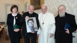 Audienz mit Papst Franziskus am 19. April 2018: María Asensión Romero, Kiko Argüello (mit einem Bild von Carmen Hernández) und Pater Mario Pezzi.  / Neokatechumenaler Weg