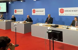 Vorstellung des Berichts "Religionsfreiheit weltweit 2021" in Berlin (von links): Regina Lynch (Projektdirektorin von KIRCHE IN NOT/ACN International), Heiner Koch (Erzbischof von Berlin), Thomas Heine-Geldern (Geschäftsführender Präsident von KIRCHE IN NOT/ACN), Markus Grübel MdB (Beauftragter der Bundesregierung für weltweite Religionsfreiheit), Mark von Riedemann (Vorsitzender des Redaktionsausschusses des Berichts). / Kirche in Not