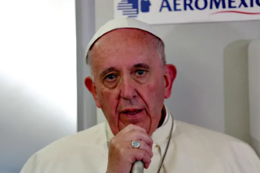 Papst Franziskus spricht mit Journalisten an Bord des Fliegers von Ciudad Juarez, Mexiko, nach Rom am 18. Februar 2016. / CNA/Alan Holdren