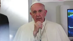 Papst Franziskus beantwortet Fragen von Journalisten auf dem Rückflug von Mexiko am 18. Februar 2016 / CNA/Alan Holdren 