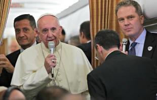 Papst Franziskus beantwortet Journalistenfragen auf dem Rückflug aus dem Kaukasus am 2. Oktober 2016.  / CNA/Alan Holdren