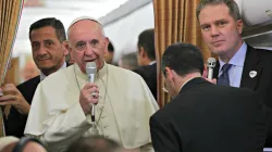 Papst Franziskus beantwortet Journalistenfragen auf dem Rückflug aus dem Kaukasus am 2. Oktober 2016.  / CNA/Alan Holdren