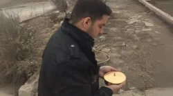 Pater Martin Banni vor dem Schrein der Heiligen Barbara mit der Eucharistie am Tag der Befreiung im Jahr 2016. / Foto mit freundlicher Genehmigung von Pater Martin Banni