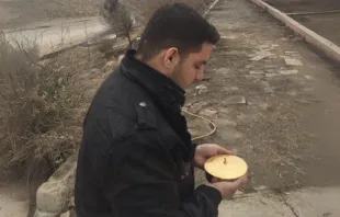 Pater Martin Banni vor dem Schrein der Heiligen Barbara mit der Eucharistie am Tag der Befreiung im Jahr 2016. / Foto mit freundlicher Genehmigung von Pater Martin Banni