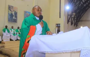 Der getötete Pater Richard Masivi Kasereka, CRM, in der Pfarrei St. Michael der Erzengel in der Diözese Butembo-Beni in der Demokratischen Republik Kongo am 31. Oktober 2021. / Mindere Regularkleriker 