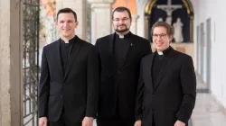 Drei Kandidaten werden am Samstag, 21. April, in Eichstätt zu Priestern geweiht: (von links) Michael Polster, Thomas Rose und Simon Heindl. / pde / Anika Taiber-Groh