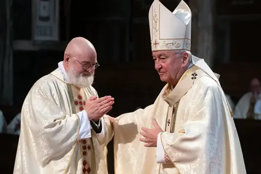 Jonathan Goodall (links) und Kardinal Vincent Nichols (rechts) bei der heiligen Messe zur Priesterweihe / Flickr Catholic Church England and Wales (CC BY-NC-ND 2.0)